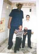 Sarkis mit dem kleinsten und dem größten Mann der Welt