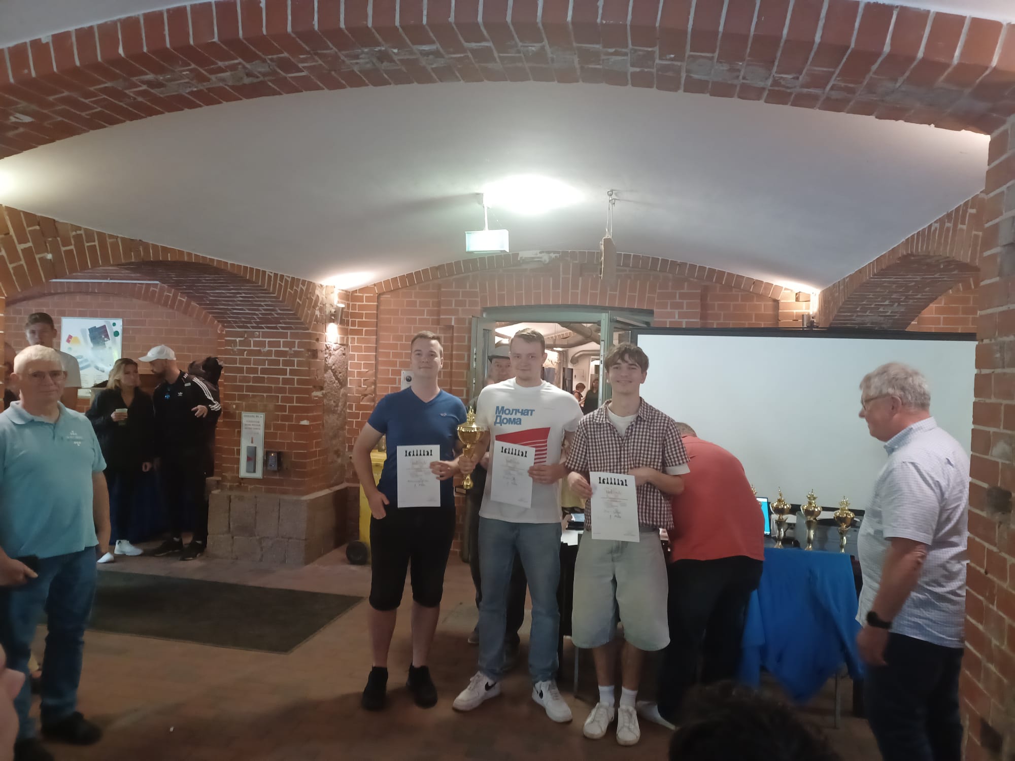 Vier Musketiere: Bennet, Böhmi, Alex, Gedeon Chevalier und Gert folgen der Siegerehrung