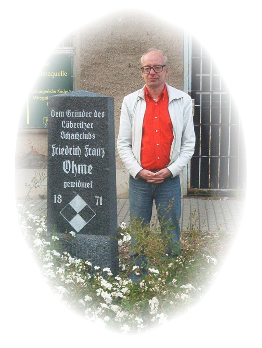 Dr. Robert Hübner vorm Löberitzer Schachdenkmal Dr. Robert Hübner vorm Löberitzer Schachdenkmal