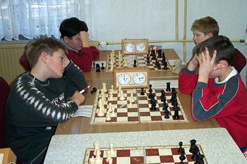 U10 männlich, mit Weiß v. v.: Eric Gröger, Iweel Otgontogoo; mit Schwarz v. v.: Florian Wendling, Adrian Pfefferkorn