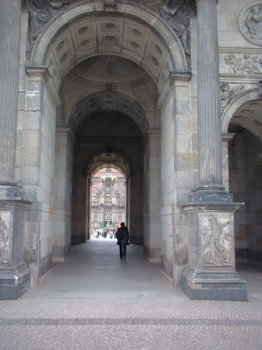 Zwinger, Kronentor