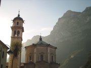 Kirche vor der Bergkulisse