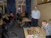 Vorjahresautor Jürgen an 8, Pichl kiebitzt