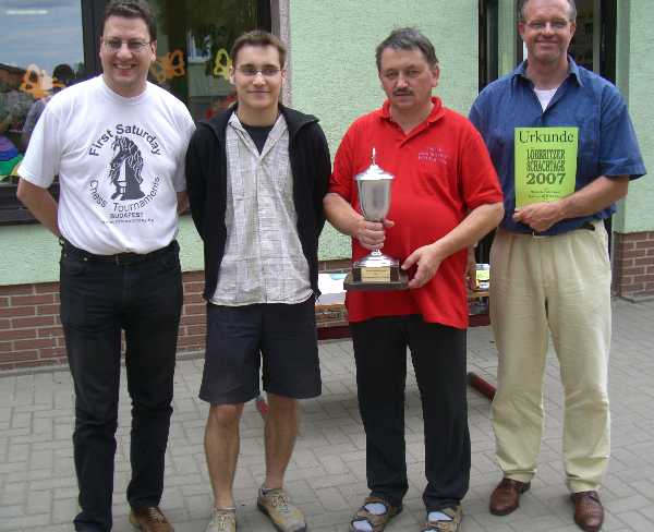 Knapp im Ziel: Willi, Normi, Harald, Simon