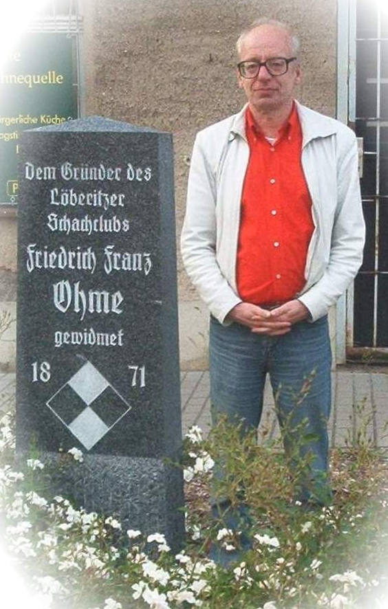 Dr. Robert Hübner am Löberitzer Schachdenkmal