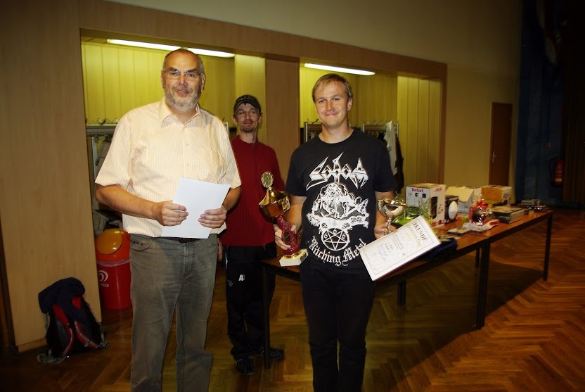Turnierleitung (Peter Burghardt, André Schmerbach) und Sieger Florian Heyder