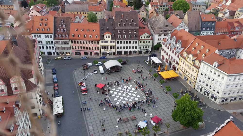 Schach dem Luther, beobachtet vom Turm der Stadtkirche St. Wenzel