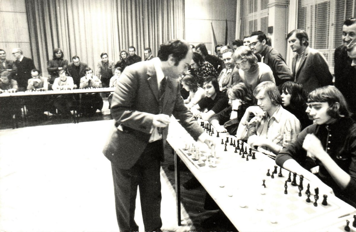 Michail Tal beim Simultan 1974 in Halle