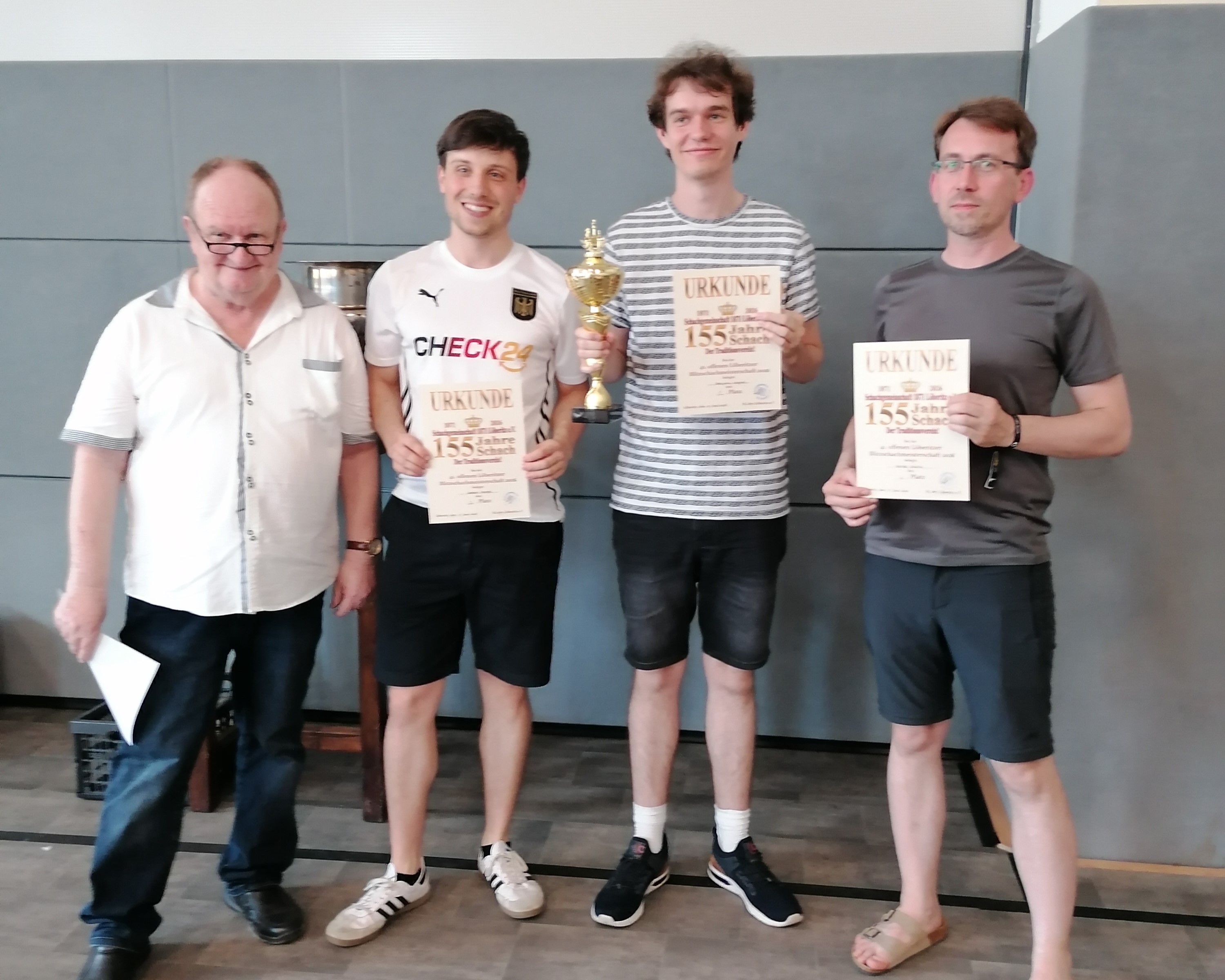 Siegerehrung Einzel-Blitz: Schiri Roland Katz, Gedeon Hartge (3.), Benjamin Wagner (1.), Michael Strache (2.)