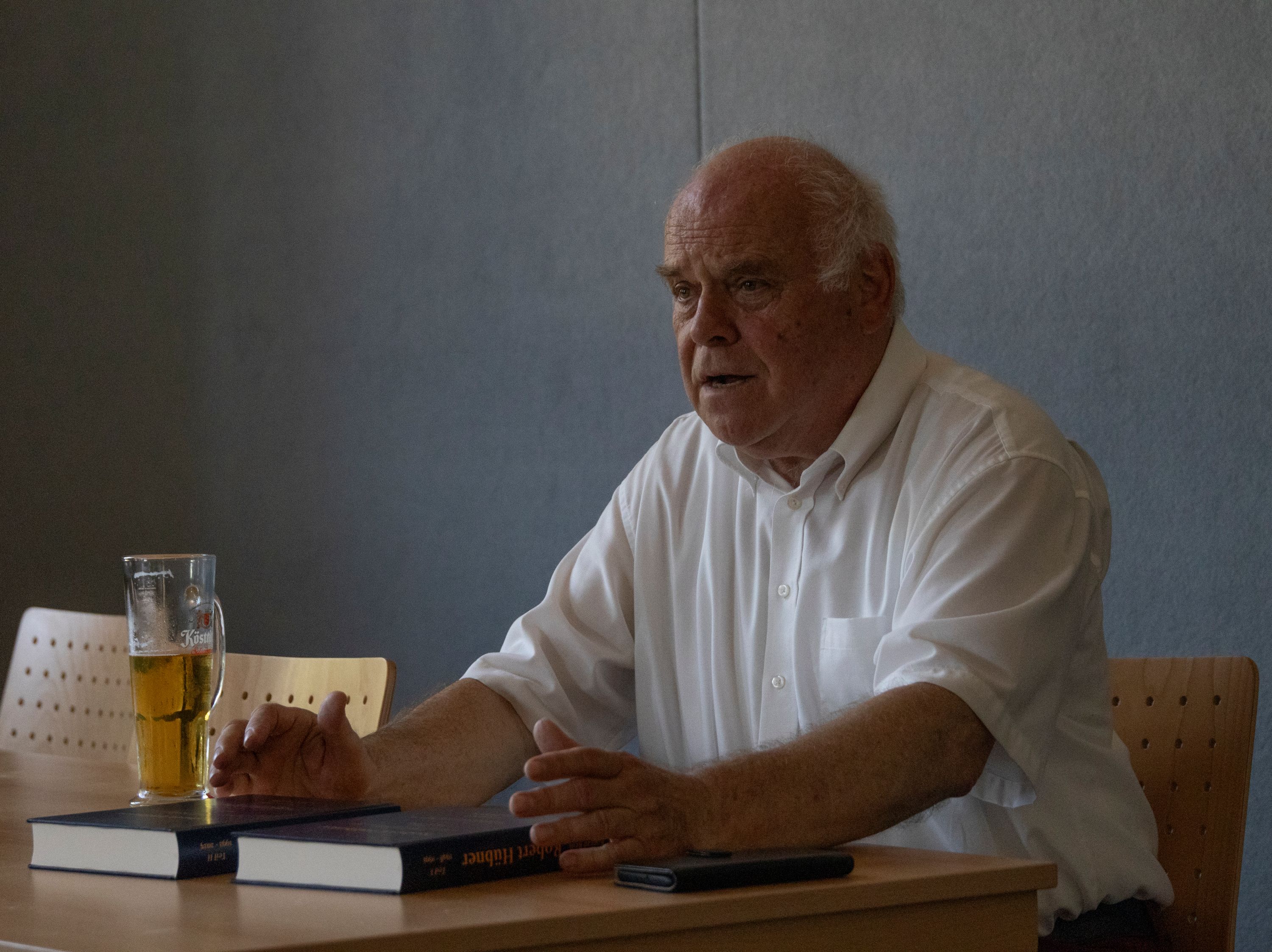 Konrad pr&auml;sentiert seine H&uuml;bner-Biographie