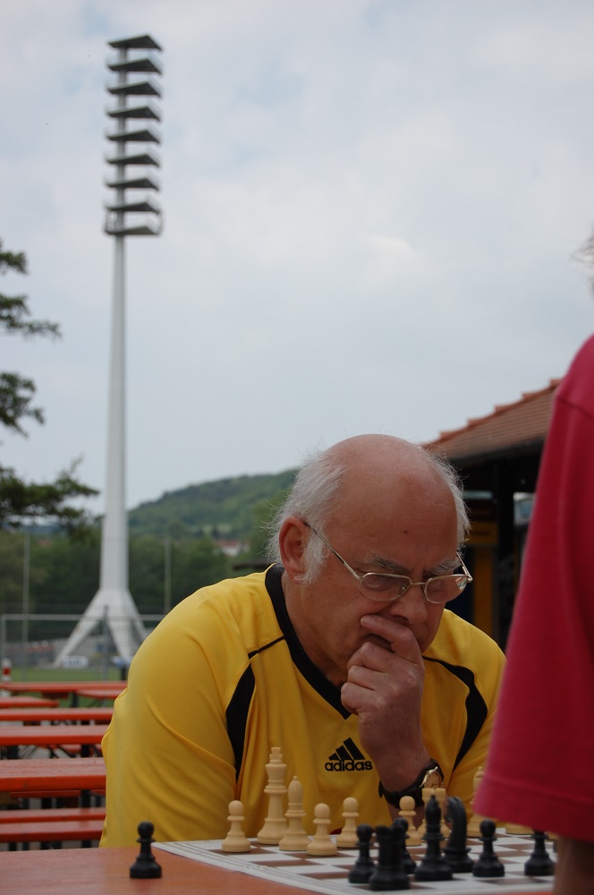 "Gérard" Richter in Grübelpose vor dem Ernst-Abbe-Sportfeld