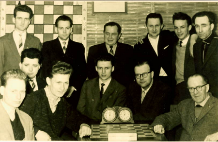Lok Schwerin 1962: stehend: 3.v.r. Artur Hennings, 2.v.r. D. Schwertfeger (DDR-Fernschach-Jugendmeister), sitzend: 1.v.r. Walter Merten (langj&auml;hriger Vorsitzender der DDR-Fernschach-Kommission